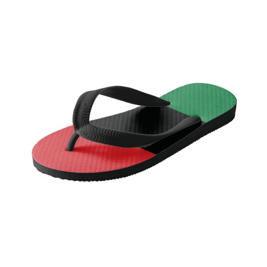 Rote, Schwarze und Grüne Flagge Kinderbadesandalen (Schrägansicht)