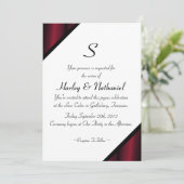 Rote Seide Mit Monogramm Einladung (Stehend Vorderseite)