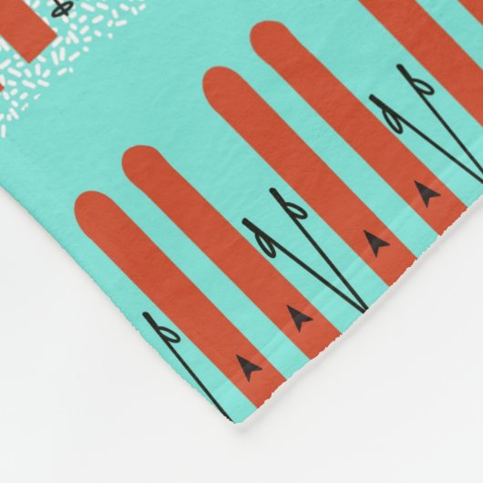 Rote Skier auf blauem Hintergrund Fleecedecke (Ecke)