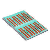 Rote Skier auf blauem Notebook Notizblock (Rechte Seite)