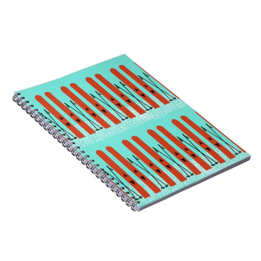 Rote Skier auf blauem Notebook Notizblock (Rechte Seite)