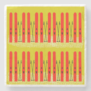 Rote Skier auf gelbem Untersetzer