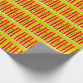 Rote Skis auf gelbem Wickelpapier. Geschenkpapier (Ecke)