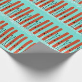 ROTE SKIS MIT SCHNEE AUF BLAUEM WRAPPENPAPIER GESCHENKPAPIER (Ecke)