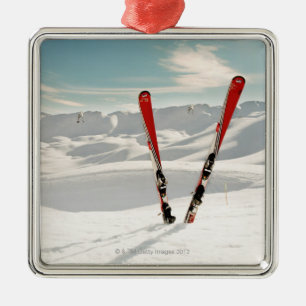 Rote Skis Ornament Aus Metall