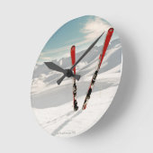 Rote Skis Runde Wanduhr (Winkel)