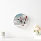 Rote Skis Runde Wanduhr (Zuhause)