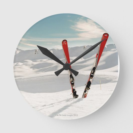 Rote Skis Runde Wanduhr (Vorderseite)