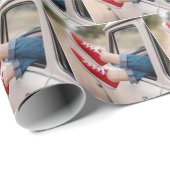 Rote Sneaker baumeln aus dem Fenster eines Retro-L Geschenkpapier (Rolleneckpunkt)