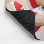 Rote Sneaker baumeln aus dem Fenster eines Retro-L Mousepad (Ecke)