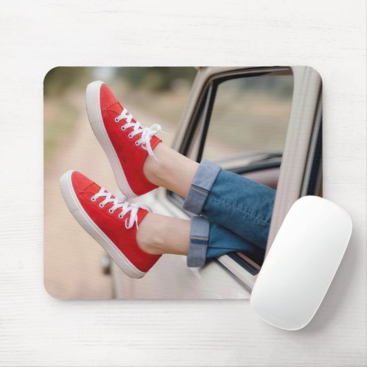 Rote Sneaker baumeln aus dem Fenster eines Retro-L Mousepad (Mit Mouse)