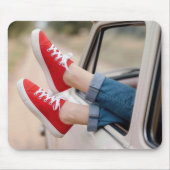 Rote Sneaker baumeln aus dem Fenster eines Retro-L Mousepad (Vorne)
