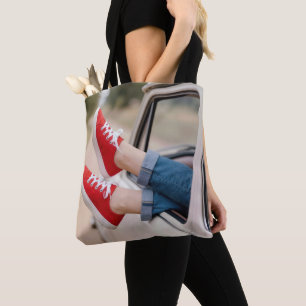 Rote Sneaker baumeln aus dem Fenster eines Retro-L Tasche