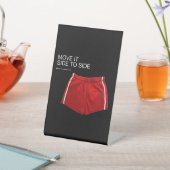 Rote Sportshorts 'Move It Side To Side' Sockelschild (In SItu)