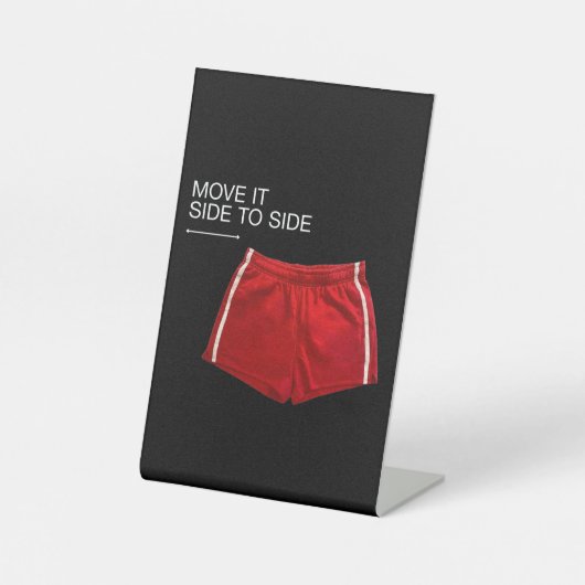Rote Sportshorts 'Move It Side To Side' Sockelschild (Vorderseite)