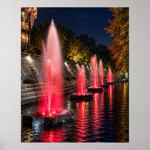 Rote Springbrunnen Reflexionen bei Nacht Kunstprin Poster