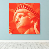 Rote Statue der Freiheit umarmte Leinwand (Insitu (Holzboden))