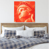 Rote Statue der Freiheit umarmte Leinwand (Insitu (Schlafzimmer))