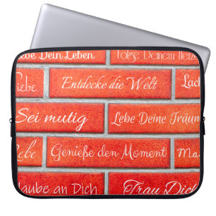 Rote Steinmauer mit ihren Lebensweisheiten! Laptopschutzhülle