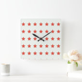 rote Sterne auf weißer Uhr (Zuhause)