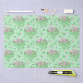 Rote Stiefmütterchen grüne Schüssel und Hintergrun Seidenpapier (Handwerk)