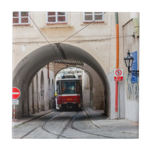 Rote Straßenbahn in der Altstadt von Prag - Tschec Fliese