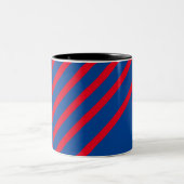 Rote Streifen auf blauem Monogramm Zweifarbige Tasse (Mittel)