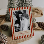 Rote Streifen Feiertagskarte<br><div class="desc">Genießen Sie die Romantik und den Charme der Urlaubssaison mit unserer eleganten,  vollständig anpassbaren Weihnachtskarte "Merry & Verheiratet" mit tiefroten Streifen,  eine perfekte Mischung aus Vintager Eleganz und alter Geldqualität.</div>