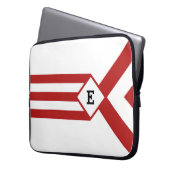 Rote Streifen und Chevronen mit Monogramm auf Weiß Laptopschutzhülle (Vorderseite Links)