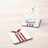 Rote Streifen und Chevronen mit Monogramm auf Weiß Untersetzer (Rechte Seite)