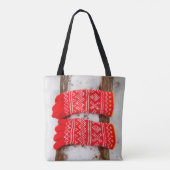 Rote Strickhandschuhe im Schnee Tasche (Rückseite)