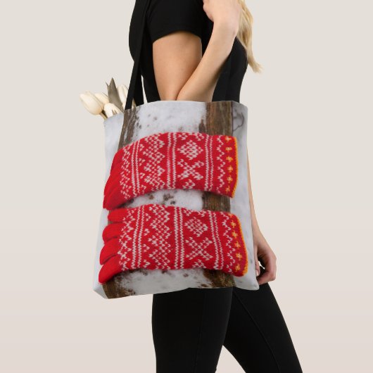 Rote Strickhandschuhe im Schnee Tasche (Von Nahem)