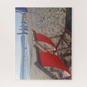 Rote Stühle am Sandstrand Puzzle (Vertikal)