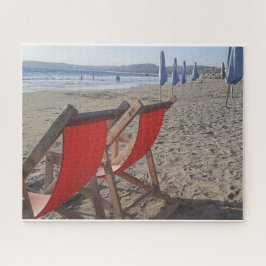 Rote Stühle am Sandstrand Puzzle