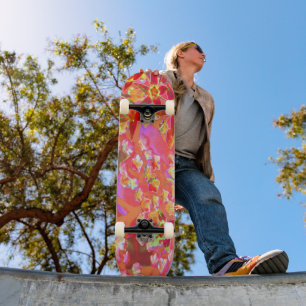 Rote Sukkulenten-Sedum-Blüten auf verbranntem Oran Skateboard
