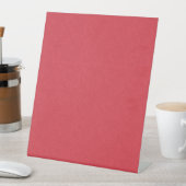 Rote texturierte Oberfläche mit dezenter Wirbelstr Sockelschild (In Situ)