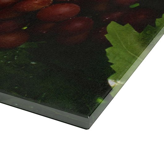 Rote Trauben auf Weinrebe Schneidebrett (Ecke)