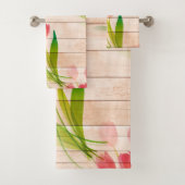 Rote Tulips im Hintergrund für sauberes Holz Badhandtuch Set (Insitu)