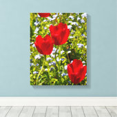Rote Tulips in den Feldern Leinwanddruck (Insitu (Holzboden))