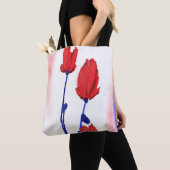 Rote Tulips mit Blau Tasche (Von Nahem)