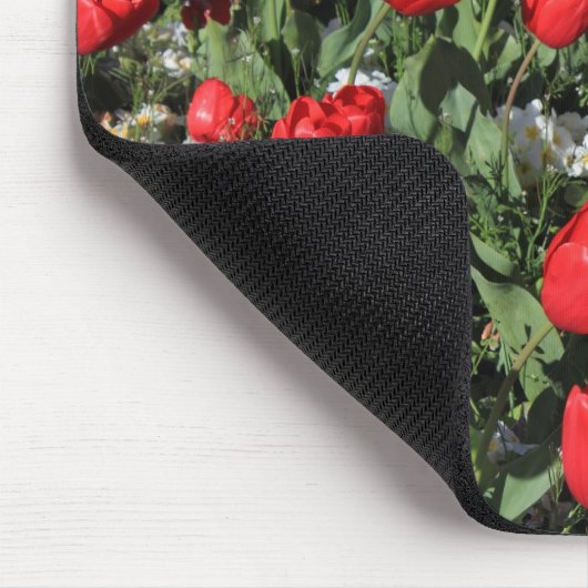 Rote Tulips und weiße Primrosen Mousepad (Ecke)