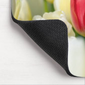Rote Tulpe auf einem Gebiet der weißen Tulpen Mousepad (Ecke)