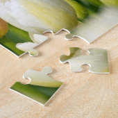 Rote Tulpe auf einem Gebiet der weißen Tulpen Puzzle (Seite)