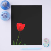 Rote Tulpe auf schwarzem Hintergrund Flyer (Einzeln)