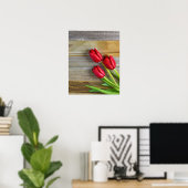Rote Tulpen aus rustikalem Holz Poster (Heimbüro)