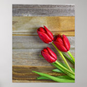 Rote Tulpen aus rustikalem Holz Poster (Vorne)
