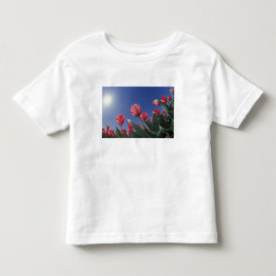 Rote Tulpen aus sehr geringem Winkel, Cincinnati, Kleinkind T-shirt