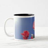Rote Tulpen aus sehr geringem Winkel, Cincinnati, Zweifarbige Tasse (Links)