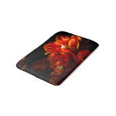 Rote Tulpen dunkler Hintergrund Badematte (Schrägansicht)