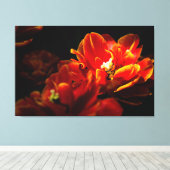 Rote Tulpen dunkler Hintergrund Leinwanddruck (Insitu (Holzboden))